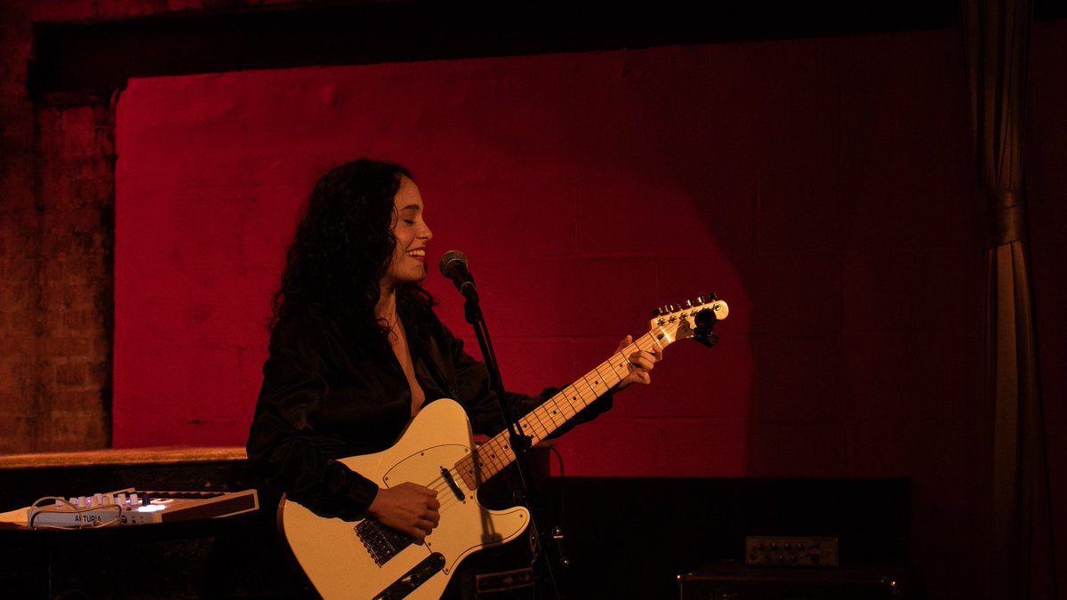 Some cool shots from a couple of weeks ago performing with @saraontaneda in Manhattan, NY at @rockwoodmusichall .
.
.
📸 by @hoe__zae .
.
.
#FabioRojas #SaraOntaneda #Music