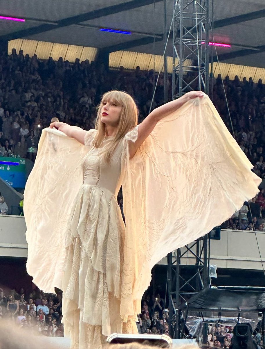 besttofswift's tweet photo. she is a true angel in our lives 🤍 https://t.co/b3YvZAX4DP