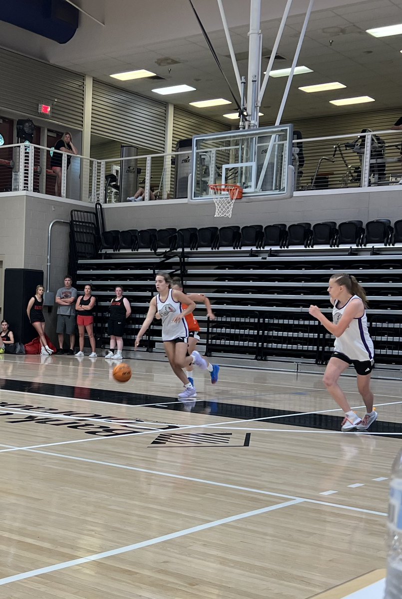 RightResponses's tweet photo. Breaking ankles and taking names at NJC league!!! #GoDawgsGo #TwoDubs https://t.co/2LTlR4EjE2