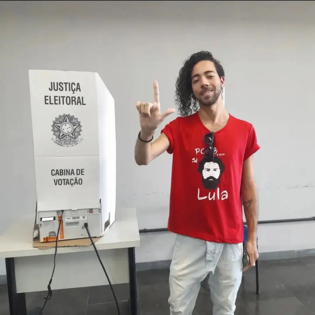 cesarmedeirosbr's tweet image. Esse militante foi preso hoje num shopping em Santos-SP, após tentar estuprar um garoto de 13 anos no banheiro. Adivinhe porque a mídia não divulgou a preferência política dele...

#estuprodevulneravel #pt #lula #brasil #criancas #fazoele