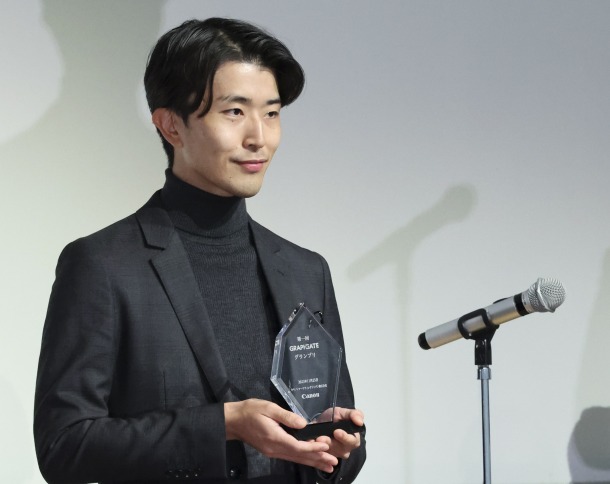 wasedaweekly's tweet image. 【ぴーぷる】
日芸助手から転身！ 早大院生が社会派カメラマンとして鮮烈デビュー 

#GRAPHGATE でグランプリを受賞した逸見さん。写真を通して太陽光パネル問題に対し「人々を問題の入り口に立たせる・意識の変容を促す」ことができると熱く語ってくれました。
waseda.jp/inst/weekly/ne…