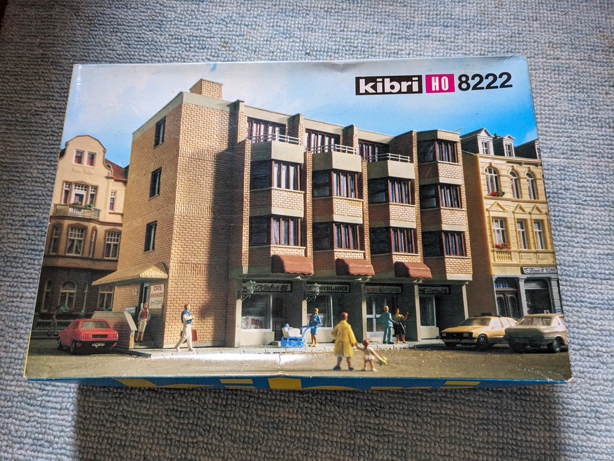 sahashi_naha's tweet photo. 外国製でも使えそうなストラクチャーを探していたら、kibriの店舗付き住宅なるものを見つけた。
値段は約5,000円と日本製より安い。

50年近く前の設計だと思うが、日本ではレイアウトは憧れでもあった。
それだけ欧州の先進性が分かる。

＃キブリ 
＃kibri 
＃16番ゲージ 
＃HOゲージ 
＃レイアウト https://t.co/mZKxzgVJMR