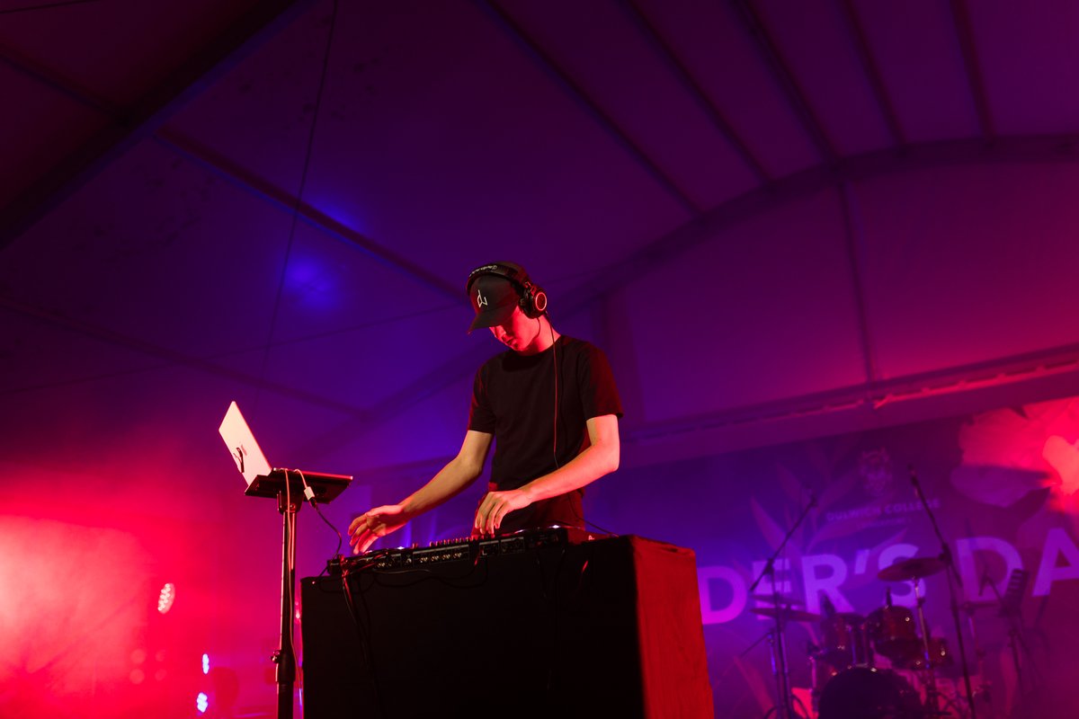 It was nothing but smiles and fun when Dulwich College (Singapore) celebrated its 10th #FoundersDay last Saturday! From dunk tanks and inflatable arenas to retail therapy and stage performances, it was truly a day to remember.