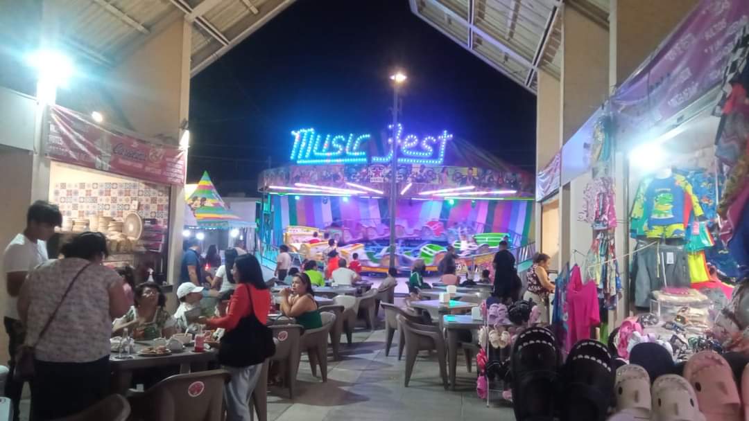 SEDATU_mx's tweet photo. Vecinas y vecinos de Chicxulub en el municipio de Progreso #Yucatán se apropian del espacio público.
La comunidad se reunió en el mercado que construimos con el Programa de #MejoramientoUrbano para disfrutar de música, juegos y comida bajo el fresco de la tarde.
#ProgresoLate❤️ https://t.co/RKcMs2ZyvU