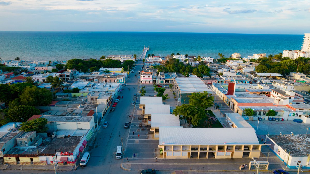 SEDATU_mx's tweet photo. Vecinas y vecinos de Chicxulub en el municipio de Progreso #Yucatán se apropian del espacio público.
La comunidad se reunió en el mercado que construimos con el Programa de #MejoramientoUrbano para disfrutar de música, juegos y comida bajo el fresco de la tarde.
#ProgresoLate❤️ https://t.co/RKcMs2ZyvU