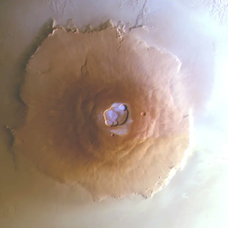 FronteraSpacial's tweet photo. ¡La misión @ESA_ExoMars y Mars Express detectaron por primera vez agua cerca del ecuador marciano! 🔴

Esta se encuentra congelada en la cima de los volcanes Tharsis, antes se creía imposible que hubiera escarcha en estas partes del planeta 🧊 https://t.co/ifNlpE1Wht