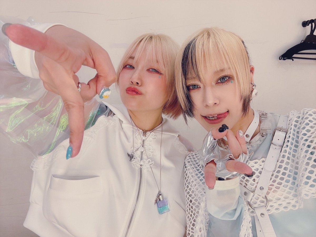 sei_starrylive's tweet photo. 頭から足の裏(?)までかっこいいVALSHEさん！
今回はACUTEで花たんとVALSHEさんを奪い合いましたっ！
かっこよすぎて見つめ合って歌うどきドキドキが止まりませんでしたはい💩💕
イベンターとしてもイベント出てもらえてとても光栄で嬉しいです！
次回は是非...ﾜﾝﾏﾝも...！
命尽くしてやるぞ...！🙌🏻 https://t.co/NYLUHzorLw