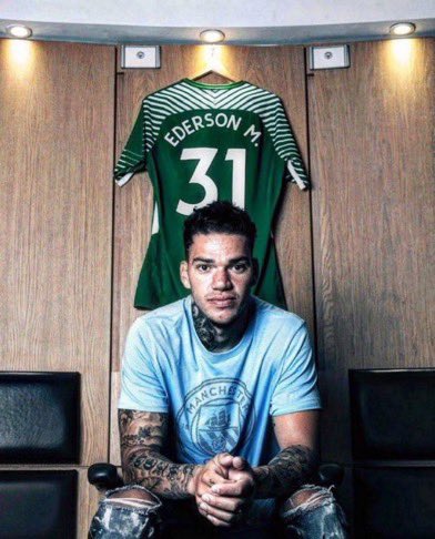 BlueboyCR7's tweet photo. El hijo del portero Ederson del Manchester City con la camiseta de Cristiano Ronaldo. https://t.co/WN09GJPKkT