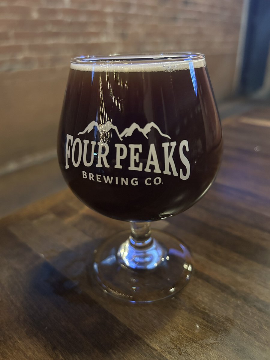 MikeRDzign's tweet photo. Having a great dinner in Tempe with my wife. @fourpeaksbrew #Heavylifter https://t.co/VF0cHUURmh