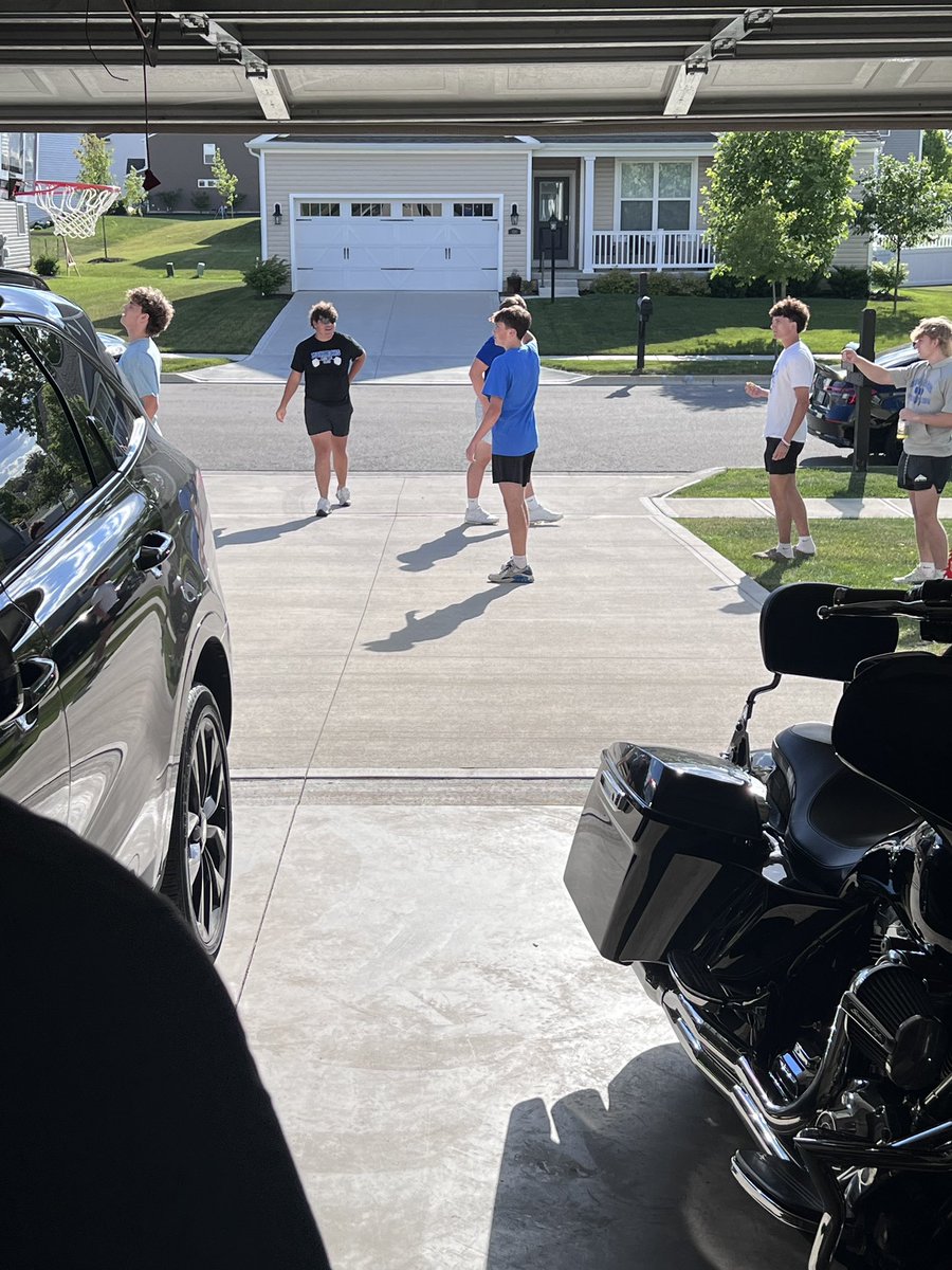 qbc_monarch's tweet photo. Seniors gathering to plan their last season together, eager to make it a memorable one! 

#PTBM
#theprocessrtb https://t.co/0reLsNPoTi