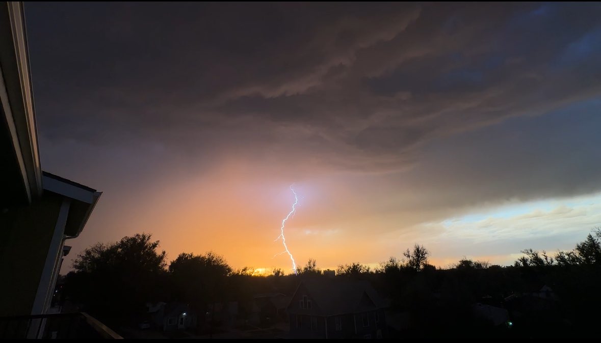 Regan0313's tweet photo. Unedited lightning at sunset just east of Greeley #cowx https://t.co/cWK3Zjd4af
