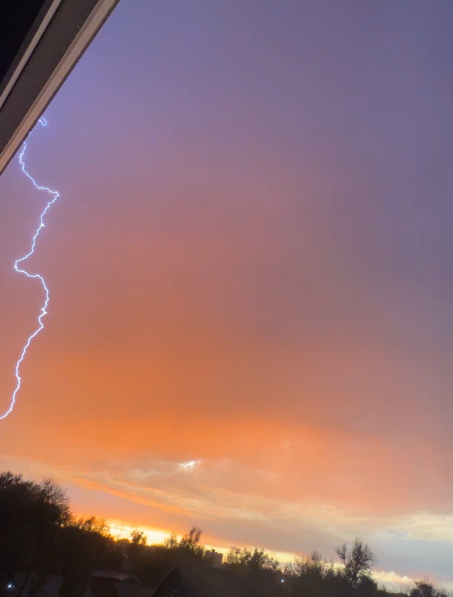 Regan0313's tweet photo. Unedited lightning at sunset just east of Greeley #cowx https://t.co/cWK3Zjd4af