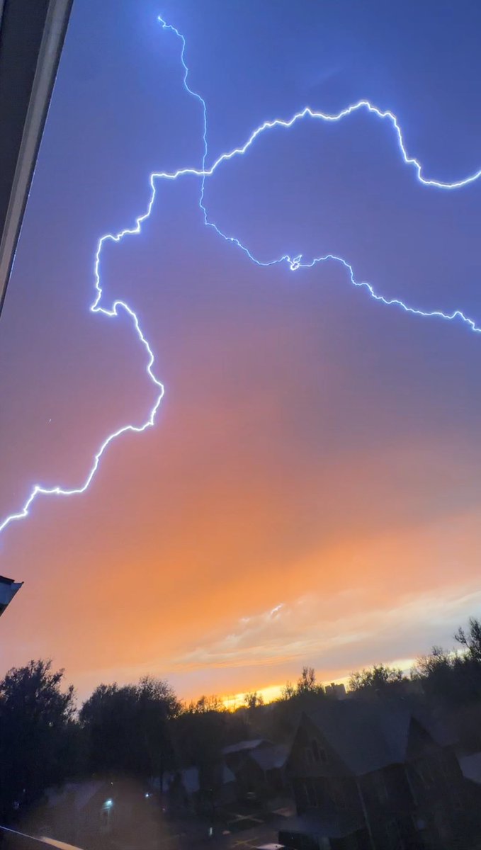 Regan0313's tweet photo. Unedited lightning at sunset just east of Greeley #cowx https://t.co/cWK3Zjd4af