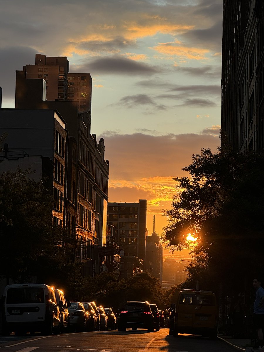 Tonight’s setting sun was GOLDEN !

#manhattan