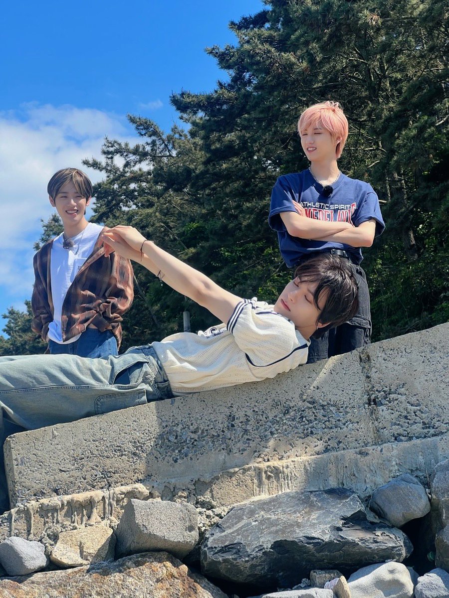 우리 리더 위시형!! 생일 축하해 형이 항상 
동생들 곁에 함께해줘서 지금의 이펙스가 있는거 같아🥳 
생일축하하고 이번 호텔에서는 형이랑 방 같이 써서 너무 재밌다🥰ㅎㅎ 형은 정말 누가 뭐래도 최고의 리더니까 의심갖지말고 같이 계속 힘내자 사랑해 위시형♥️

#EPEX #이펙스 #YEWANG #예왕