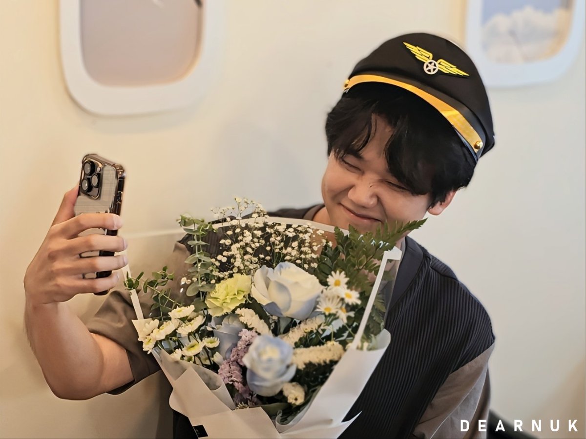 DearNUK_'s tweet photo. [Photo] 240609 김현욱 성우님 생일카페
5/6

˗ˋˏ♡ˎˊ˗ ONLY FOR HYEONUK!

#김현욱
#KIMHYEONUK
#세상_가장_행복한_날의_여행
#Most_memorable_flight
#Welcome_to_NUKAIR https://t.co/3SnTofunoI