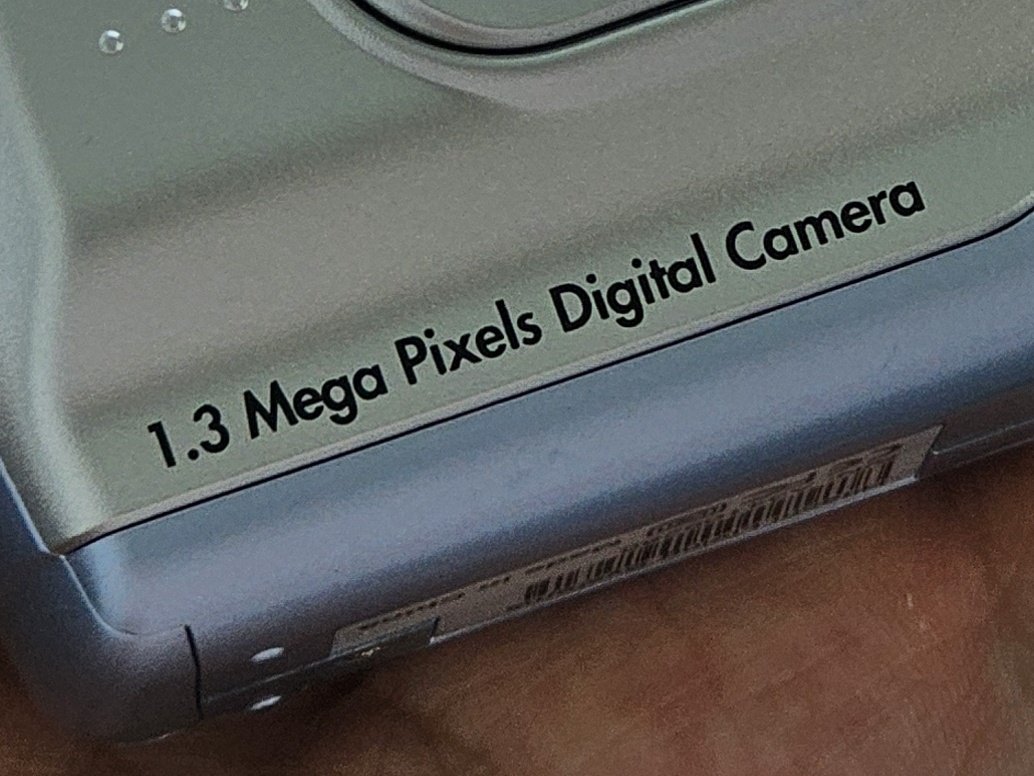 고물상(?) 에서 카메라를 하나 사왔는데
1.3이라고 써있길래 1300만화소인줄 알았더니 1.3메가 픽셀ㅋㅋㅋㅋㅋ

130만화소ㅋㅋㅋㅋㅋ
지금 들고나갑니다

어떤사진이 찍힐지 기대하시라
(타래)