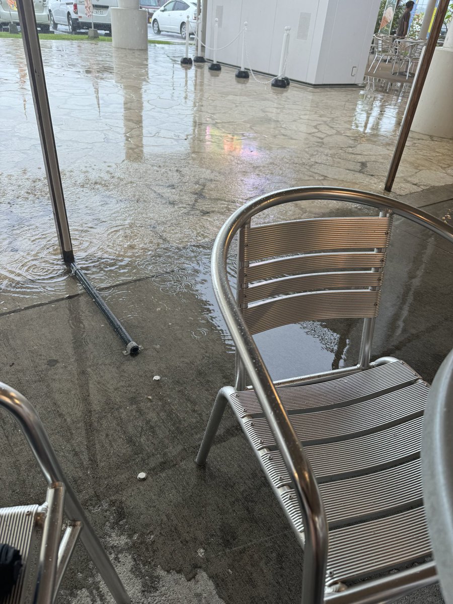 radikoでラジオ聴きながらうるマルシェで骨汁😚
最高に旨い😋
ラジオはRBCです😜
集中豪雨で水浸しやけどギリセーフ😕

#musicshower 
#うるま市
#うるマルシェ
#骨汁