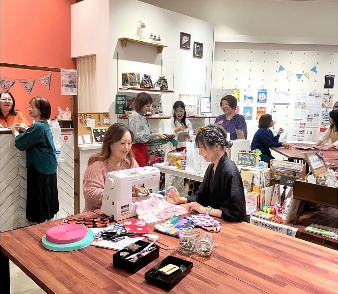 handmade_robot's tweet photo. @ZIP_TV 健二郎くん、こんにちは💚
今私が勤務しているハンドメイドの店舗に可動式のポータブル試着室が欲しいです。
箱型の試着室の購入も考えたのですが、なにせ店も狭く置く場所がありません😭コンパクトでポータブルできるフィッティングルームはないでしょうか？
よろしくお願い致します！

#健二郎DIY https://t.co/ysilYkShU2