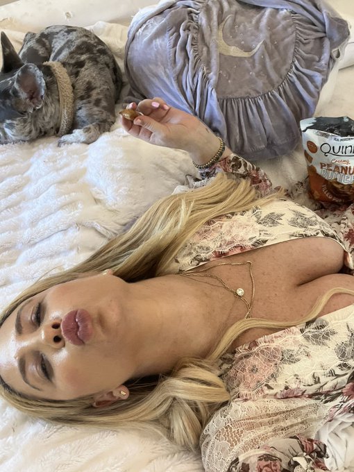 I&rsquo;m live&hellip; https://t.co/sTE5wUtekI ❤️ https://t.co/VkJrDfM3jw