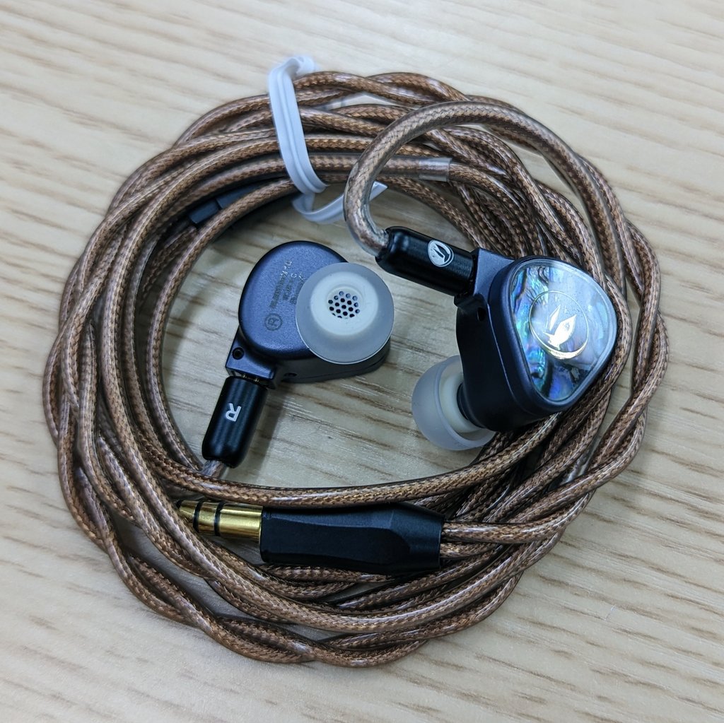 e_earphone_NPB's tweet photo. 【新製品・試聴機展示開始】
\6月15日発売予定/
#FiR_Audio(ファーオーディオ)の最新有線イヤホン
『Electron e12』
本日より当店で試聴できます!
美しい見た目もさることながら、
クリアでしっかりと芯のあるサウンドがたまりません!!
ぜひ、大阪日本橋本店でお試しください!!!
▼商品ページはこちら https://t.co/2upCZMljx3