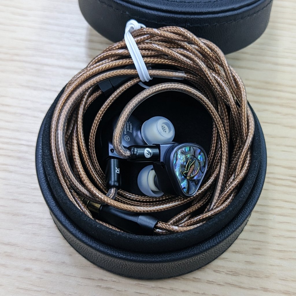 e_earphone_NPB's tweet photo. 【新製品・試聴機展示開始】
\6月15日発売予定/
#FiR_Audio(ファーオーディオ)の最新有線イヤホン
『Electron e12』
本日より当店で試聴できます!
美しい見た目もさることながら、
クリアでしっかりと芯のあるサウンドがたまりません!!
ぜひ、大阪日本橋本店でお試しください!!!
▼商品ページはこちら https://t.co/2upCZMljx3