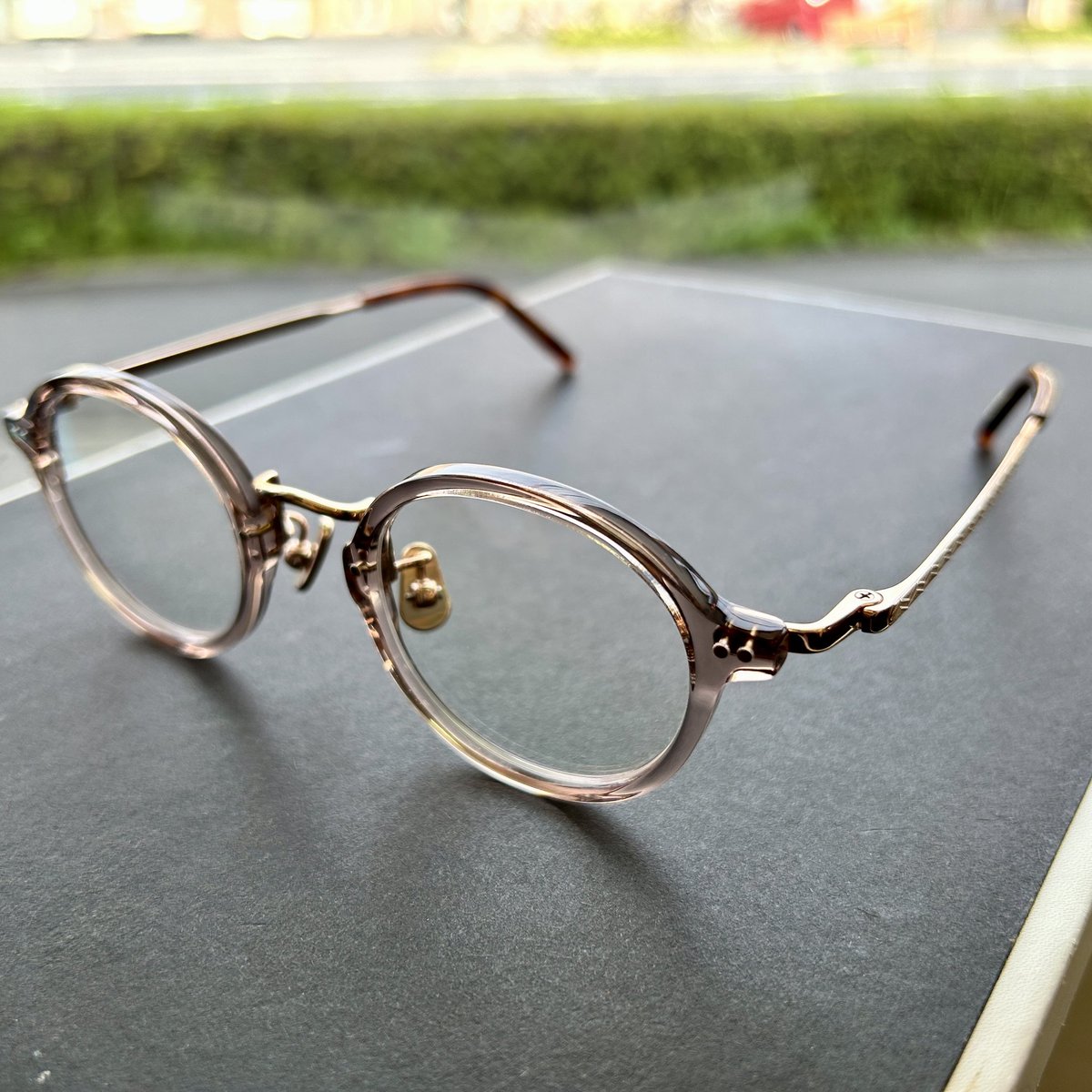 h_tamashimaten's tweet photo. 【UKMK eyewear
Luck-3】
ROSE GOLD/CLEAR PINK BROWN
前枠はクリアな素材のピンクブラウンが優しい印象です。
つるのヘリンボーンパターンがアクセントに。
#メガネ #メガネフレーム
#UKMKeyewear #ukmk
#有形無形
#メガネのひらまつ玉島店
#倉敷 #岡山 https://t.co/9Q5DA860OJ