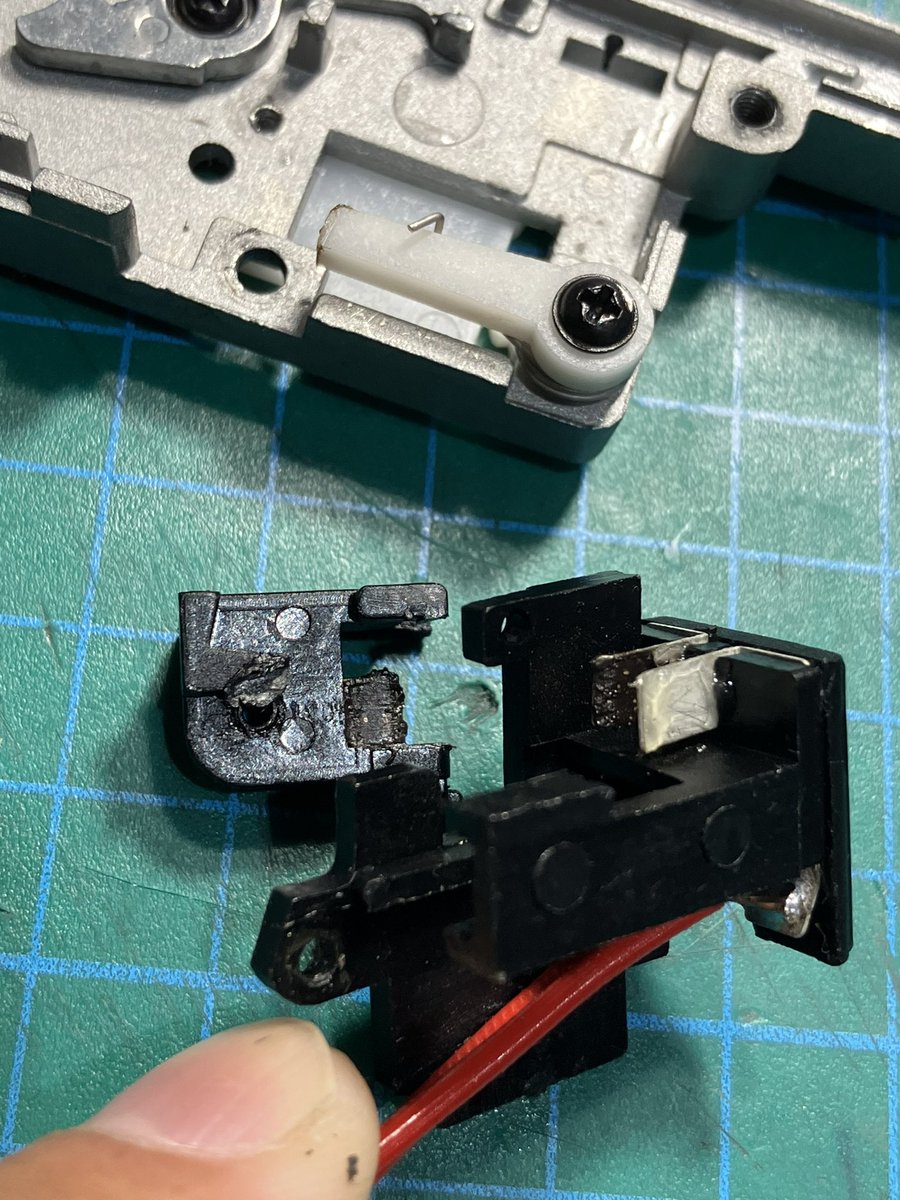 MAZDA_1978's tweet photo. LCT HK33の不具合。
トリガーを引くと妙にギクシャク。
最初はメカボ内の不具合を疑いましたが、電装じゃね?とアドバイスを頂きモーター単体で回すとその通りでした。
スイッチが焼けてて若干変形していたので、交換して復活!
#LCT
#HK33
#T223 https://t.co/DZeCzzJ8wF