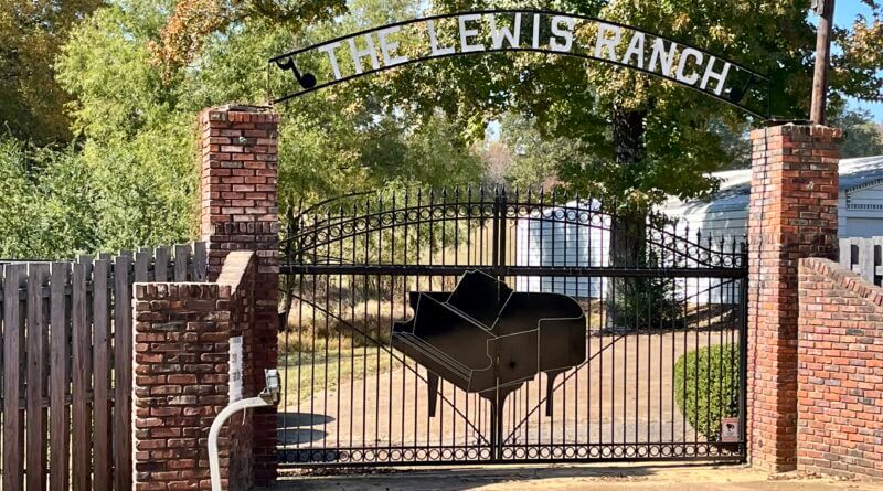 toddallenshow's tweet photo. HERE'S THE BIG NEWS....
Angel, myself and a silent partner, have under contract to purchase, Iconic music legend Jerry Lee Lewis's Home, located just 18 miles south of Graceland &amp; Memphis! We'll be opening to the public for tours, mini concerts, &amp; spend the night! #jerryleelewis https://t.co/0loO0kFXBF