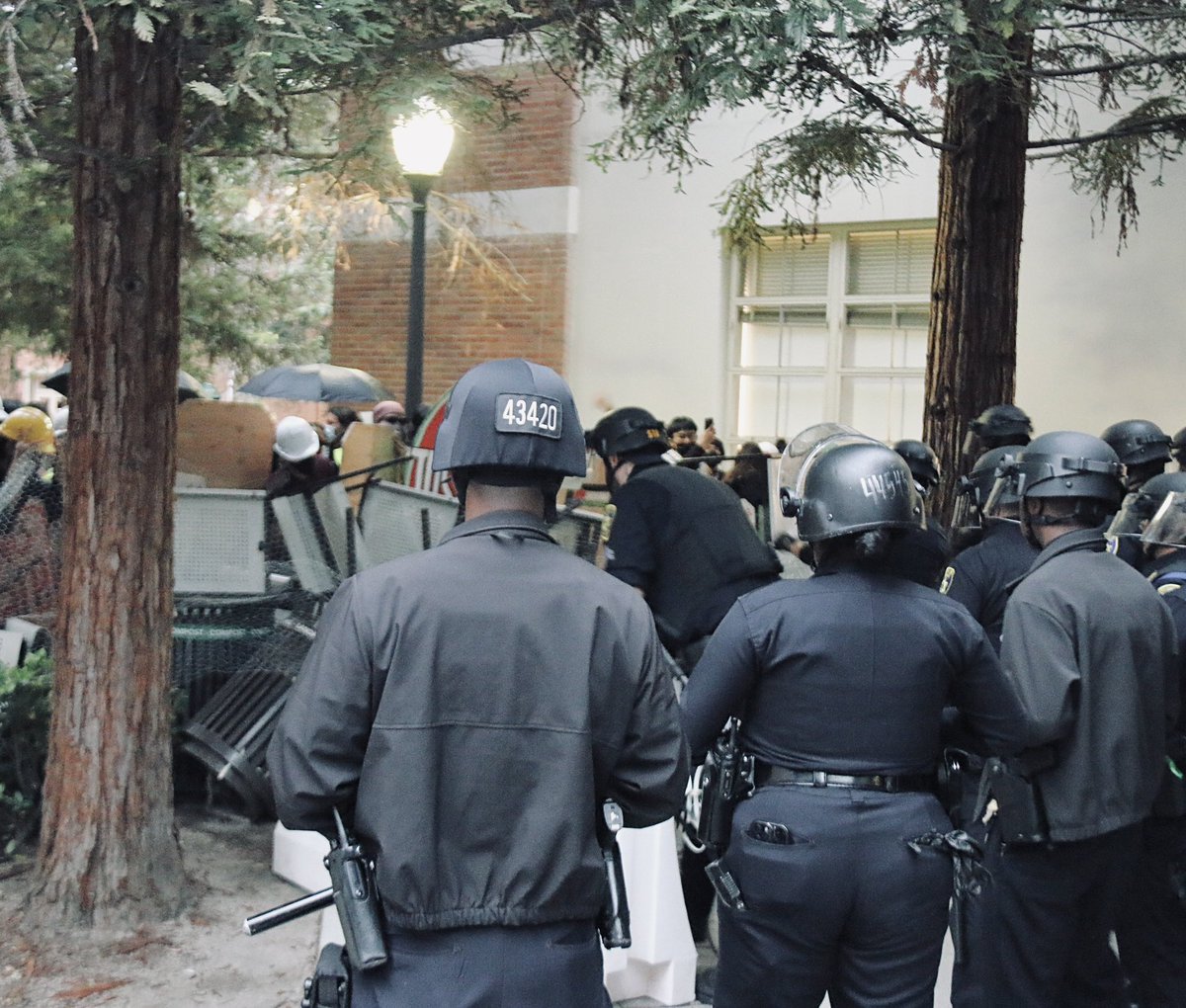 knxpete's tweet photo. #UCLAPROTEST After four hours of roving protests on UCLA campus, UC Police move in and tear down barricades which Pro Palestinian demonstrators had set up and moved in and made approximately 25 arrests. LAPD and CHP provided backup but did not actually make arrests. @knxnews https://t.co/GcEkqkKwan