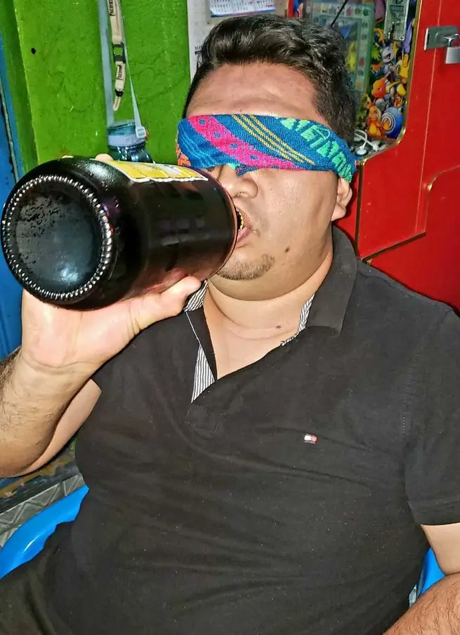 ¡No, no doy..., no sé que sea..., parece chocolate con leche...!