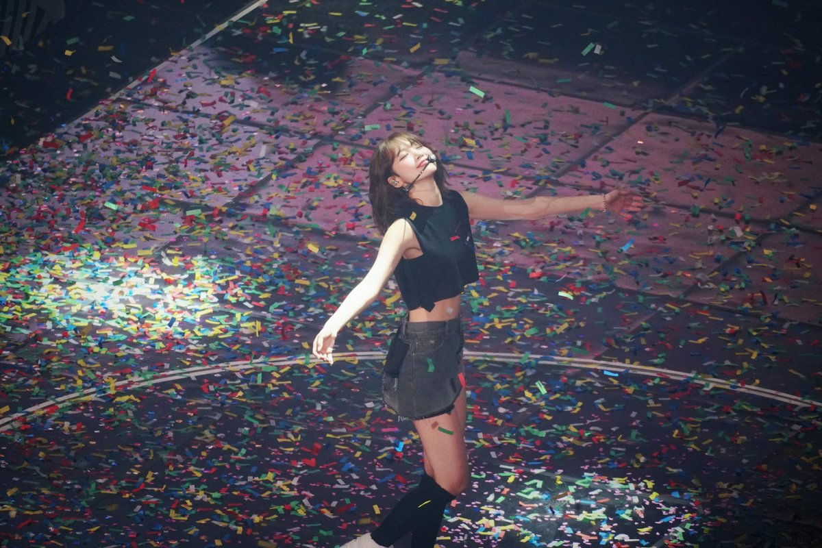 hourly chaewon ☆ tweet media