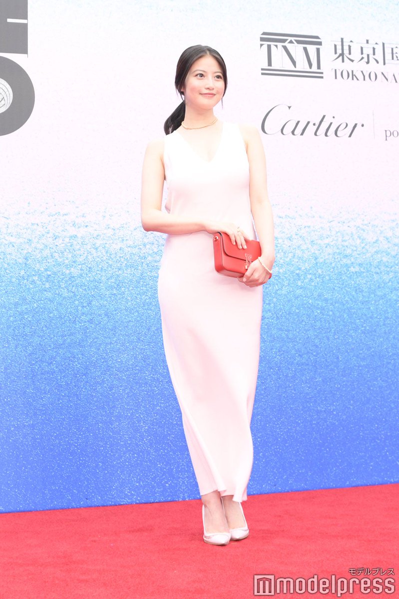 今田美桜、ドレスから美谷間チラリ✨️ 大切にしている「絆」は