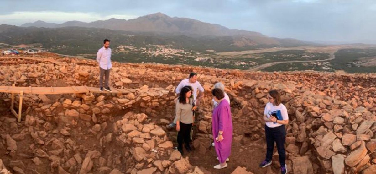 cultureGR's tweet photo. ⛏️Οι ανασκαφικές έρευνες στην κορυφή του λόφου Παπούρα, στο Καστέλλι και του υπό κατασκευή αεροδιαδρόμου, απέδωσαν μνημειακό αρχιτεκτονικό σύνολο, σε κυκλικό σχήμα, μοναδικό για την μινωική αρχαιολογία.

🔗https://t.co/Cfo0DWqBqf

#MinCultureGr https://t.co/EELvCFJFSi