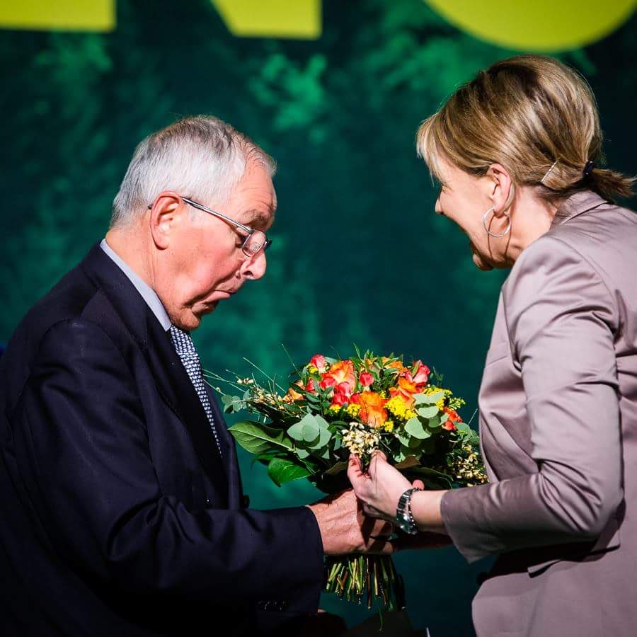 peter_simone's tweet photo. Auf der Bundesdelegiertenversammlung #BDK18 von @Die_Gruenen im Januar 2018 hielt Klaus #Töpfer die Laudatio anlässlich meines Abschieds vom Amt der Bundesvorsitzenden. Es war persönlich wie politisch sehr bewegend. Wir haben viel zusammen bewegt. 🖤 #TeamErneuerbare https://t.co/v7zp60MO3w