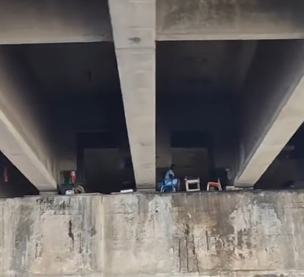 CisseSeint's tweet photo. Sous ce pont vivent des ivoiriens, pendant ce temps le pdt @AOuattara_PRCI  dépense tout seul 342 milliards de FCFA par an comme argent de poche . 

C'est méchant, très méchant .

#CIV225 

Merci https://t.co/PfyQdde4Tz