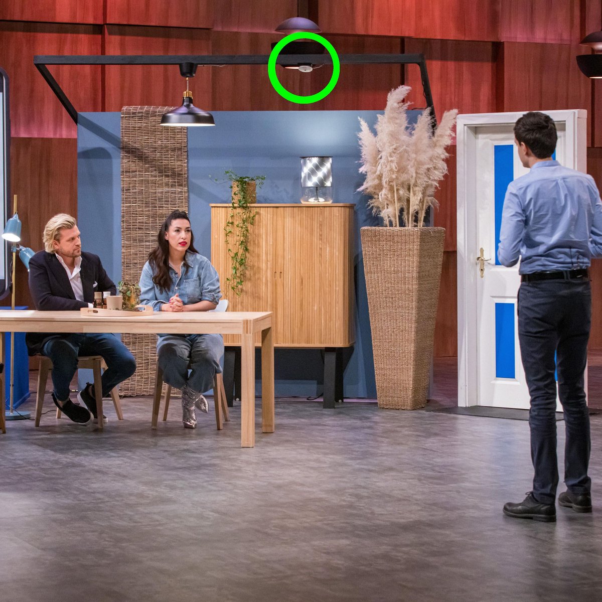 InventifeGmbH's tweet photo. Wir haben bei unserem Pitch bei #DHDL unseren Sensor vor Ort montiert.

🔎 Er hat beobachtet und im richtigen Moment, die richtigen Szenen ausgelöst.

Profitiere auch du von #Komfort, #Sicherheit und der #Energieersparnis mit dem Inventife Raumsensor: https://t.co/QBxa6sQVm5 https://t.co/WZNL9Zuq7Q