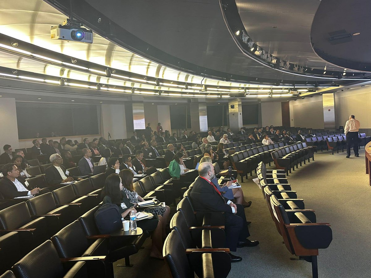 asf_romania's tweet photo. Președintele  ASF, Alexandru Petrescu, a participat ieri, alături de Vicepreședintele  Gabriela Horga, la conferința Securities Market Growth and Development, organizată la U.S. Securities and Exchange Commission la Washington. Detalii aici: https://t.co/JhC2gco5Fz https://t.co/2SAtw9CGei