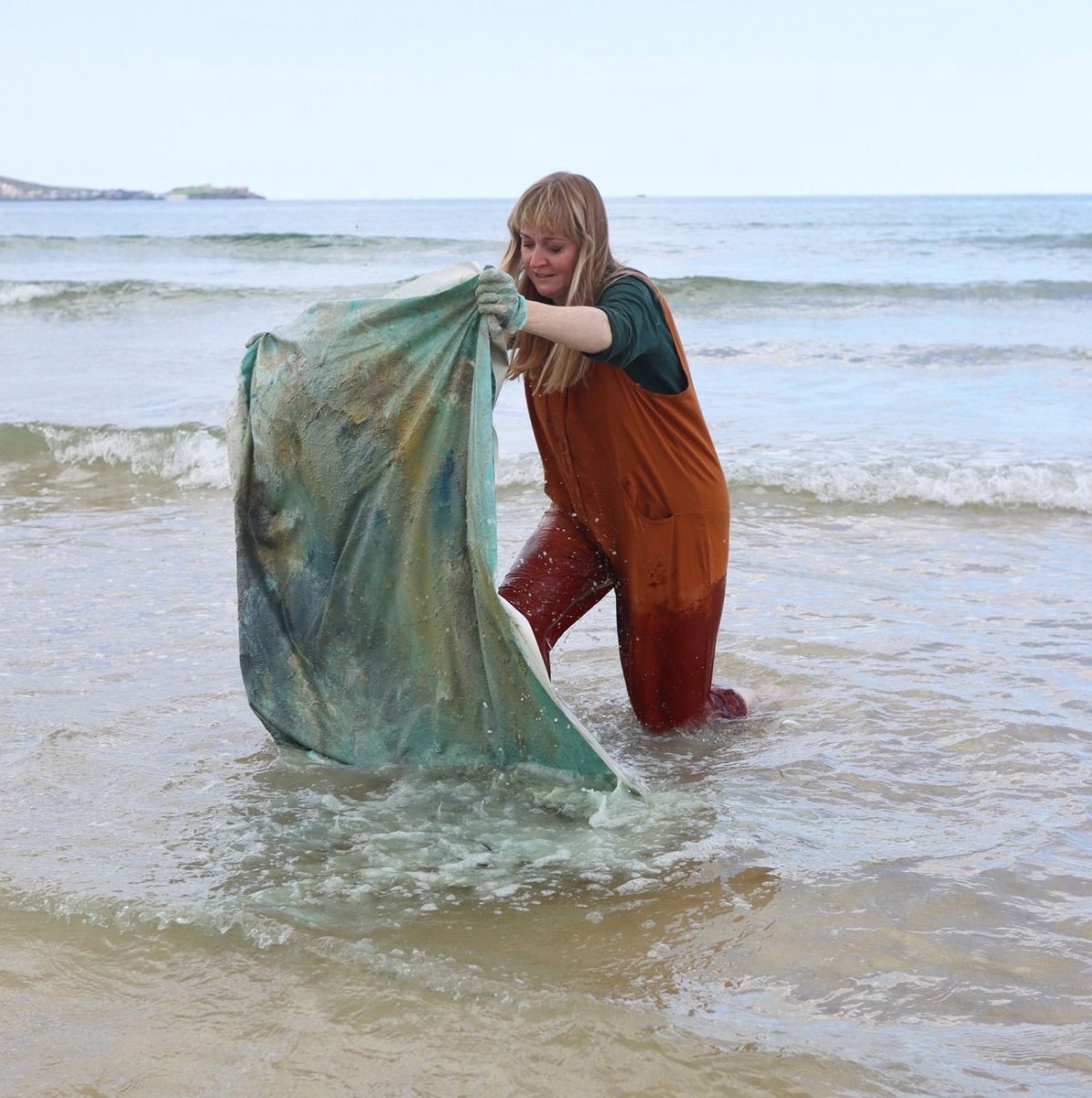 On Sunday 26 June Kim O'Neil starts her season of beach based Art of Abstraction workshops, using the shoreline as inspiration to create large scale abstract paintings in just one day. 
From 11am - 3pm, cost £60 and more info at thehorsebridge.org.uk/classes/studio…