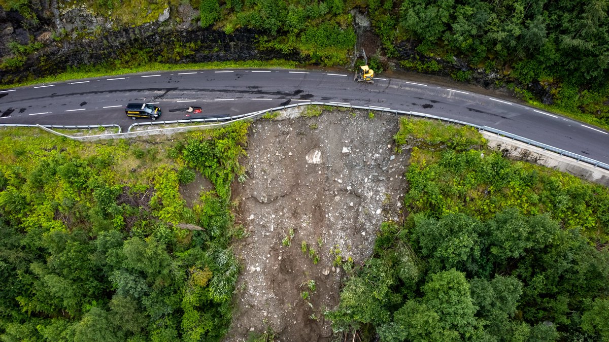 New TØI research shows the high costs of traffic incidents and landslides on Norwegian roads. Faster notifications can cut delays and expenses. Better data use in cost-benefit analyses is crucial for road safety and traffic management. nordicroads.com/few-but-costly…  #TrafficSafety