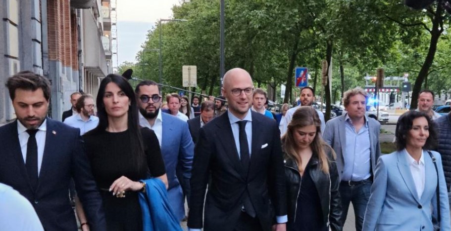 Les scores perso sont presque tous là. On additionne. «Les miens et ceux d’Hadja, please.» Il manque Ganshoren, Anderlecht et Molenbeek, mais on est «à près de 20.000»! Elle, très loin derrière. «We did it!» => La nuit électorale de <a href="/LeisterhDavid/">David Leisterh</a>  levif.be/belgique/polit…