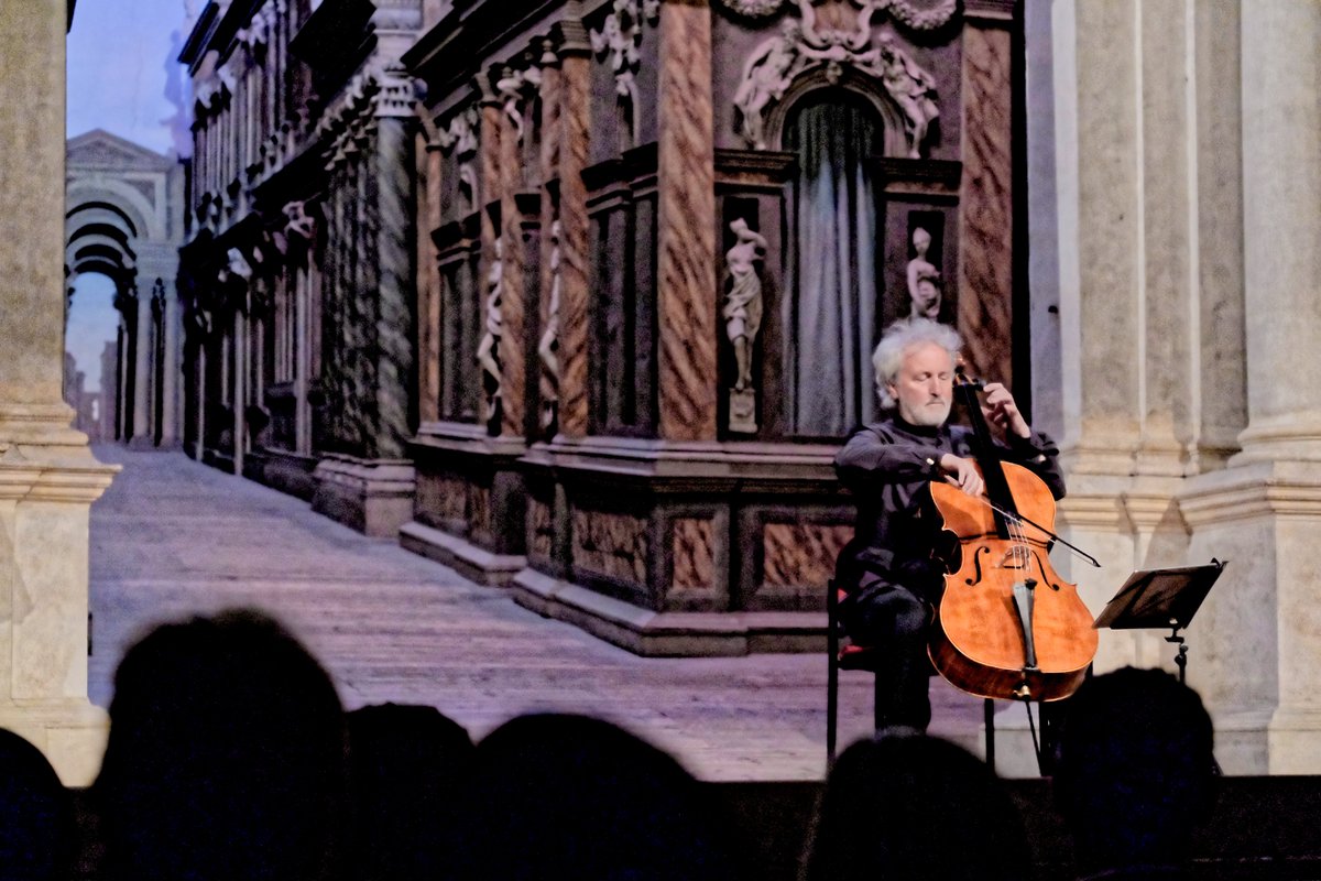 SMTOlimpico's tweet photo. 🎻 Una serata di intensa emozione con #MarioBrunello al violoncello! 
In una raccolta atmosfera di elegante raffinatezza, ha accompagnato il pubblico tra partiture di Bach unendole a quelle del compositore russo, di origine polacca, Mieczyslaw Weinberg.

📸 Antonio Magazzino https://t.co/gILEv6bmQQ