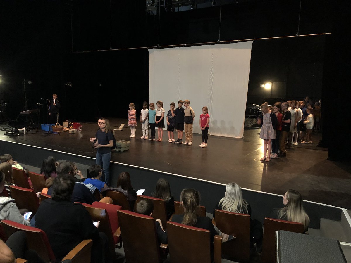 Restitution d’une action culturelle partenariale à laquelle ont participé les élèves de l’école Bugnon Rostand de Bar le Duc sur la scène de l’ACB.
<a href="/Prefet55/">Préfet de la Meuse</a> <a href="/barleduc55000/">Ville de Bar le Duc</a> <a href="/acnancymetz/">Académie de Nancy-Metz</a>  <a href="/DSDEN55/">DSDEN55</a>