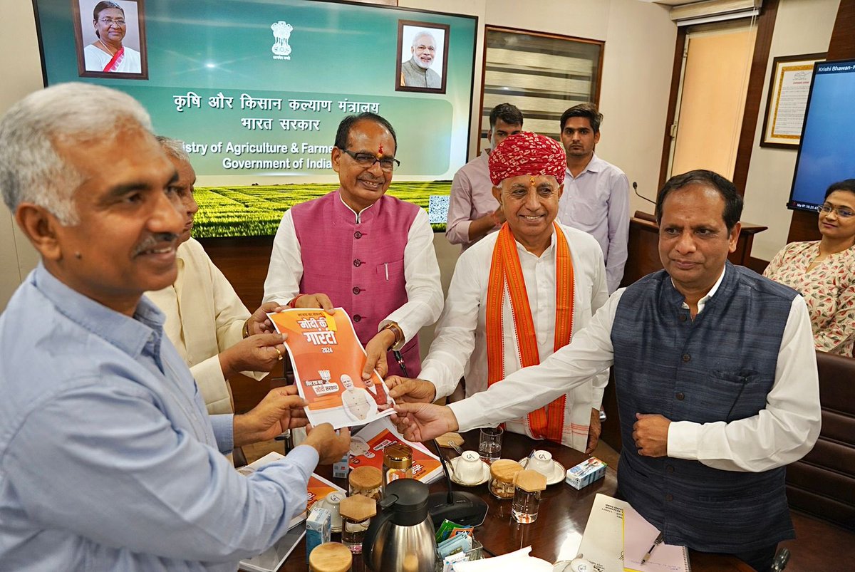किसान कल्याण आदरणीय प्रधानमंत्री श्री <a href="/narendramodi/">Narendra Modi</a> जी की सर्वोच्च प्राथमिकता है। मैं, मेरे साथी मंत्रीगण और अधिकारी एक टीम के रूप में मिलकर काम करेंगे। परिश्रम की पराकाष्ठा और प्रयत्नों की परिसीमा करेंगे।

आज संकल्प पत्र अपने अधिकारियों को सौंपा, जिसमें किसानों के कल्याण के कौन