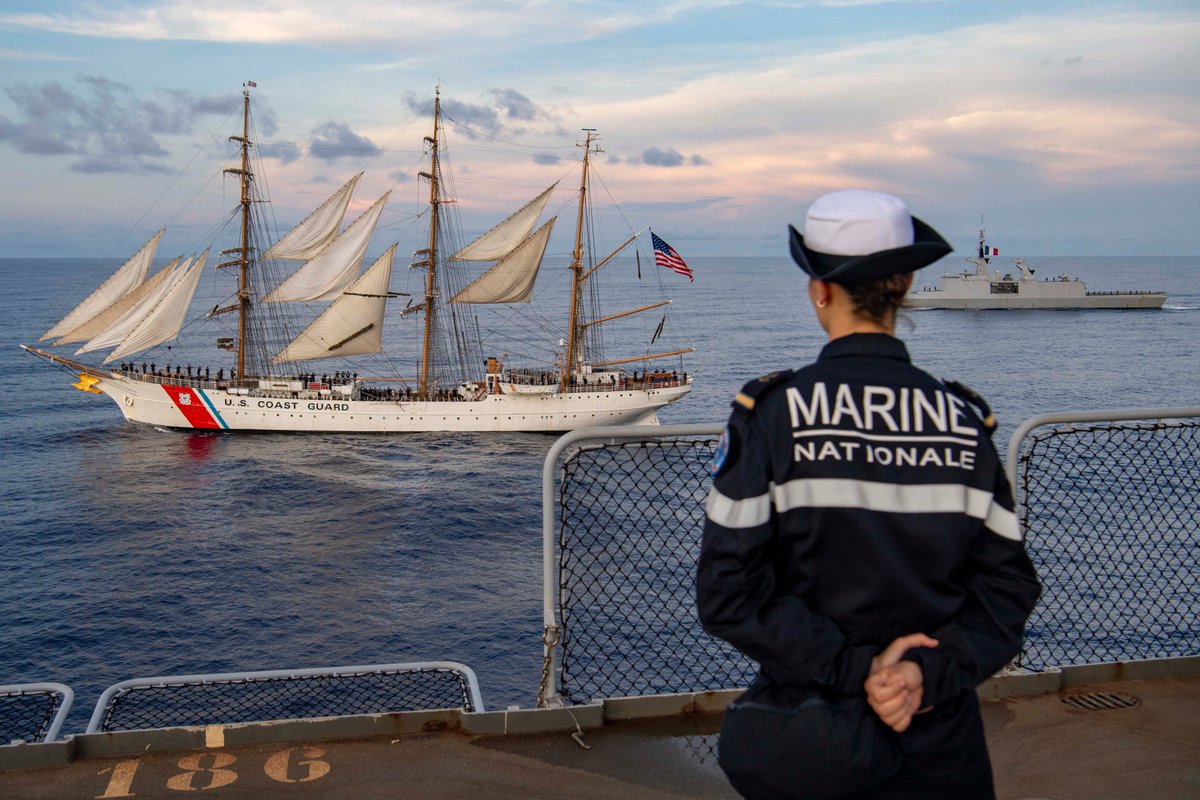 Marine nationale (@marinenationale) on Twitter photo #JDA24 | Ils sont en mer des Caraïbes et ont croisé le voilier-école Eagle de l’ <a href="/USCG/">U.S. Coast Guard</a> ! La mission Jeanne d’Arc a rencontré le trois-mâts consacré à la formation des cadets de l’United States Coast Guard et a respecté une tradition séculaire: le salut entre bâtiments militaires. #JDA24 | Ils sont en mer des Caraïbes et ont croisé le voilier-école Eagle de l’ <a href="/USCG/">U.S. Coast Guard</a> ! La mission Jeanne d’Arc a rencontré le trois-mâts consacré à la formation des cadets de l’United States Coast Guard et a respecté une tradition séculaire: le salut entre bâtiments militaires.