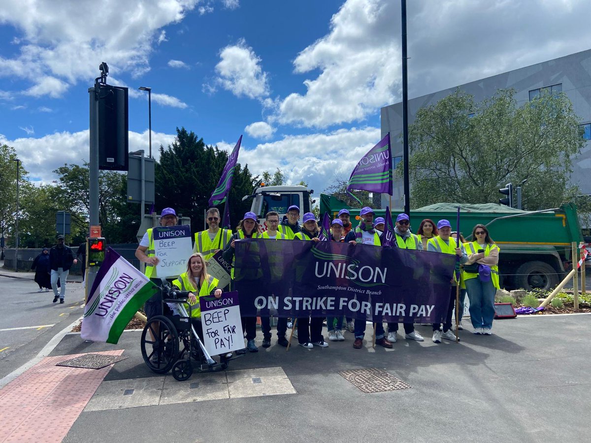 Staff at Solent University are striking all week for a pay rise that keeps up with inflation. 📈 With the cost-of-living crisis and increased bills, they can't afford to live on current wages. Pay in higher education has dropped 25% in real terms over 14 years. #Strike #FairPay
