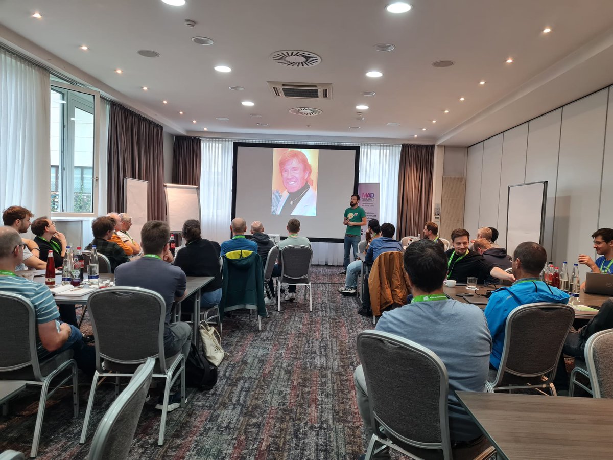 Der zweite Tag beginnt 🙌
<a href="/hschwentner/">Henning Schwentner</a>: Aufbau von Domänenverständnis durch Geschichten und deren Umsetzung in Software 📚
<a href="/ewolff/">Eberhard Wolff</a>: Team Topologies 🔎
<a href="/thfro/">Thilo Frotscher</a>: Strategien für den erfolgreichen Betrieb von API 💡