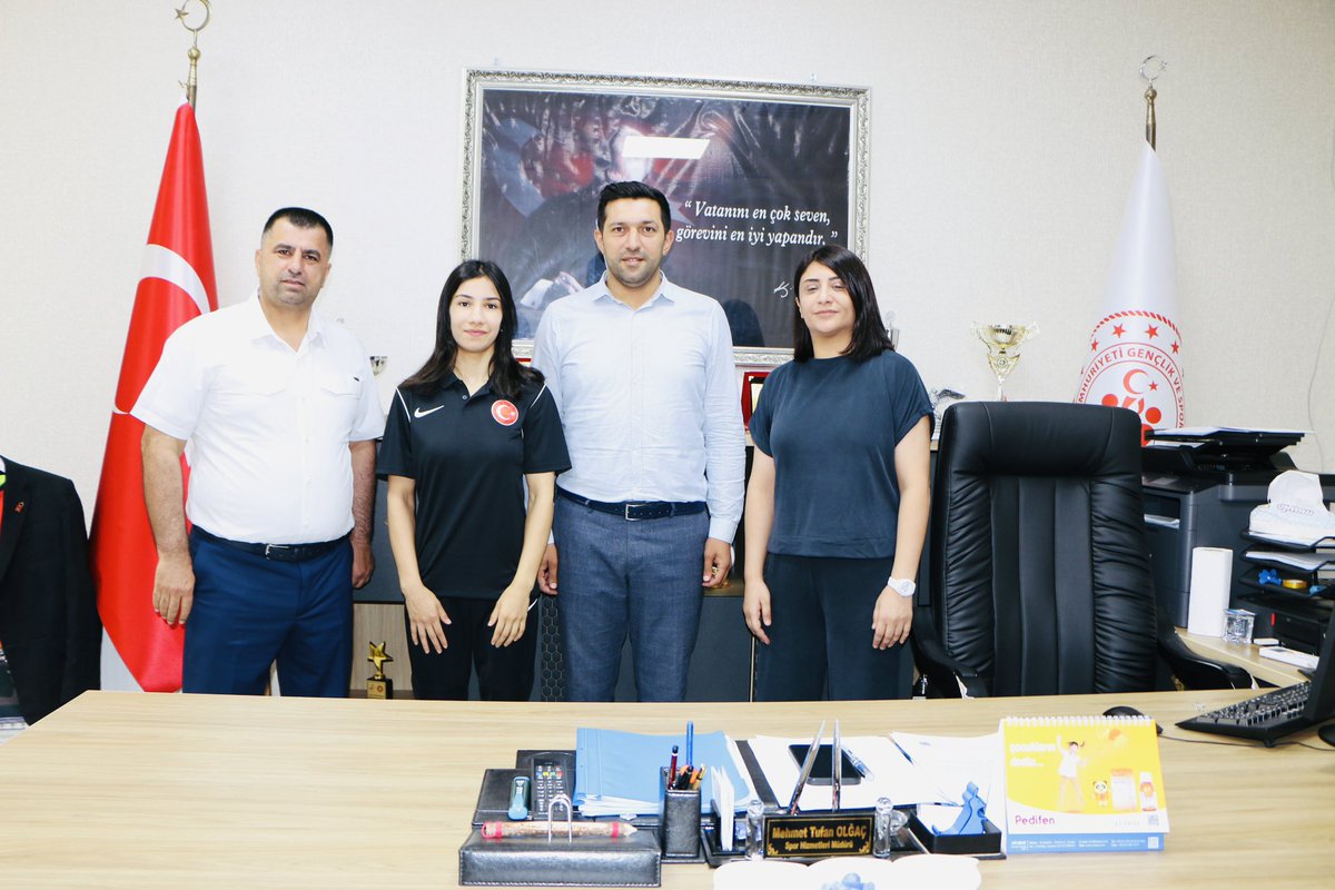 20-26 Mayıs 2024’te  Azerbaycan’da düzenlenen U23 Kadınlar Avrupa Şampiyonasında 50 kg’da Avrupa 2.si Olan milli sporcumuz Zehra DEMİRHAN,Gençlik ve Spor İl Müdürü V.  M. Tufan OLĞAÇ’ı ziyaret etti.Ziyarette Spor Şube Müdürü Levent OBUZ ve Antrenörü de bulundu.