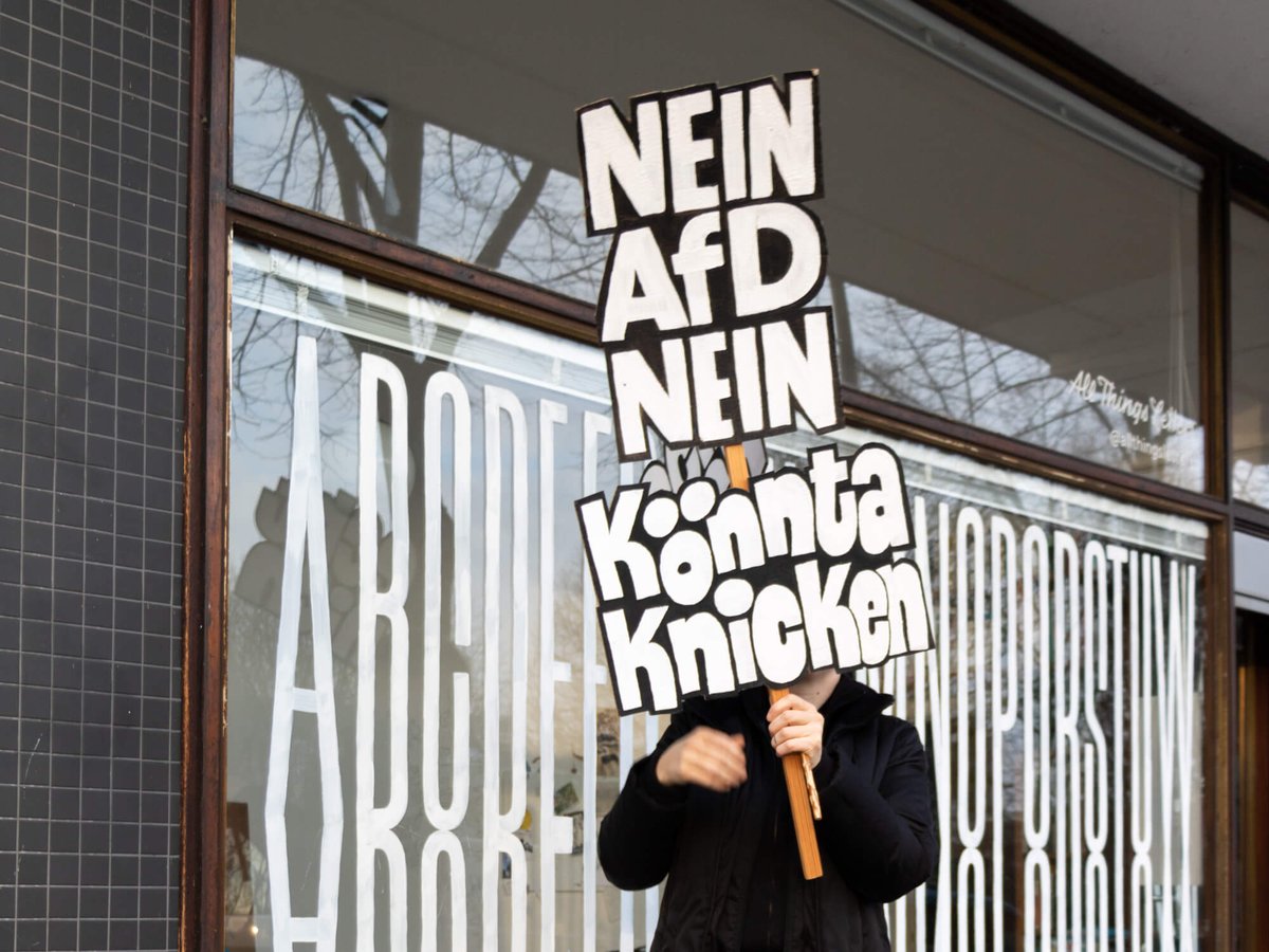 berlinletters's tweet photo. Join us and take a stand with Chris Campe! Chris has specialised in lettering for ten years. But even though she draws letters and works with text every day, until recently Chris felt she didn’t actually say anything.
https://t.co/49uyYMM4BS https://t.co/CFODPxQ75l