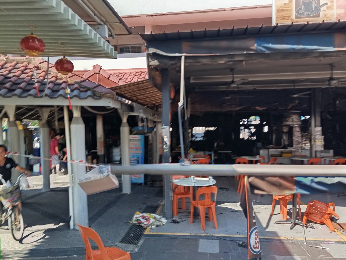 MaroofGM's tweet photo. There was a fire in AMK Avenue 10 Food court at night. The best part is that no one was injured. #fire #singapore https://t.co/9kO9v7t2do